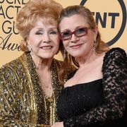 レイア姫キャリー・フィッシャーさん、すでに火葬されていた 6日に母デビー・レイノルズさんと共に埋葬