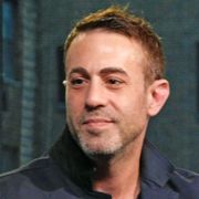 シュワちゃんの息子出演、子どもが支配する世紀末を描いた映画とは?