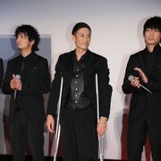 伊勢谷友介、松葉づえで『新宿スワンII』イベントに登壇
