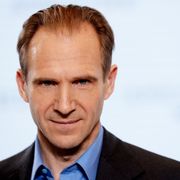 コメディー版『ホームズ&ワトソン』にレイフ・ファインズらも出演!