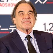オリヴァー・ストーン監督、3年半ぶりの来日もぼやき「カロウシ状態」