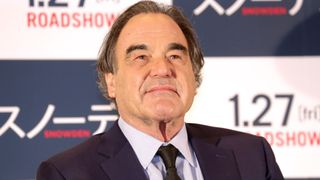 オリヴァー・ストーン監督、3年半ぶりの来日もぼやき「カロウシ状態」