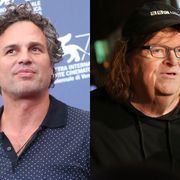 マーク・ラファロ&マイケル・ムーアら、大統領就任式前夜にトランプタワー前で大規模集会