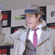 鈴木亮平、パーフェクトな銭形警部の「ルパ~ン!」を完成