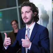 シャイア・ラブーフが反トランプアート 任期4年ずっと