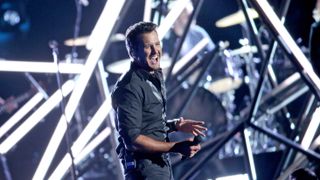 国歌独唱はカントリー歌手ルーク・ブライアン！第51回スーパーボウル