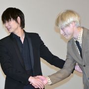 綾野剛、後輩の可愛がり方が親バカレベル!坂口健太郎&miwaの誕生日サプライズに感無量