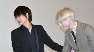 綾野剛、後輩の可愛がり方が親バカレベル!坂口健太郎&miwaの誕生日サプライズに感無量
