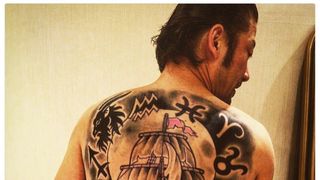 衝撃!浅野忠信、背中一面“タトゥー”姿