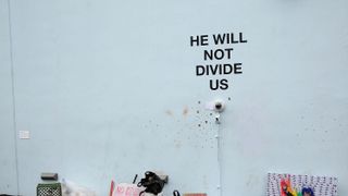 シャイア・ラブーフの反トランプアート　美術館が中止