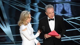 珍事!まさかの封筒渡し間違え!作品賞は『ラ・ラ・ランド』じゃなくて『ムーンライト』だった