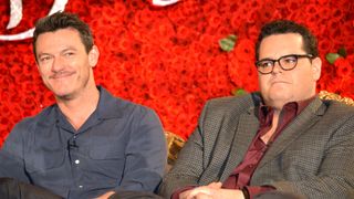 実写版『美女と野獣』監督、ガストンの子分をゲイにしたワケ