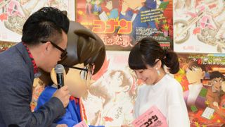 吉岡里帆、ビチョビチョ手汗をコナン君でぬぐう