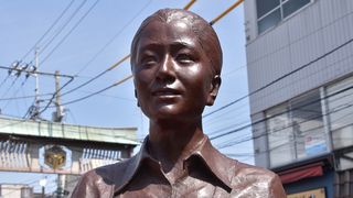 柴又駅前に寅さんの妹さくらの銅像設置!兄と「再会」