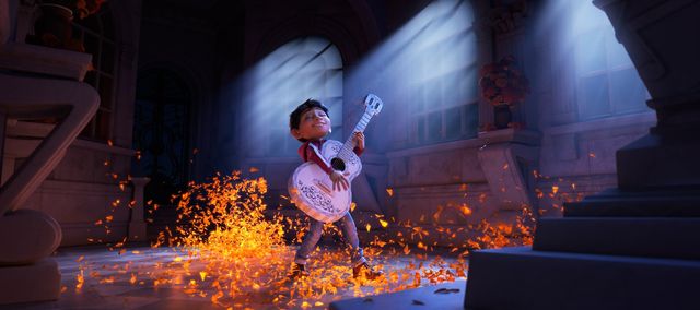 家族に隠れてギターの練習をしてきたミゲル少年 - 映画『リメンバー・ミー』より