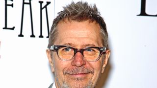 ゲイリー・オールドマン特殊メイクに200時間！チャーチル元首相の体型に近づける