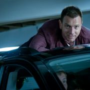 『トレスポ』レントン、今度は車の屋根に乗る!46歳ユアンの“カーアクション”
