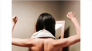 すごい背中…!仲里依紗の大胆ショットに衝撃