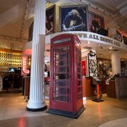 ワン・ダイレクションの“電話ボックス”展示&オークションへ