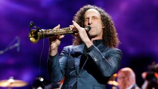 ケニー・G、飛行機でサックス生演奏！急きょチャリティーに協力