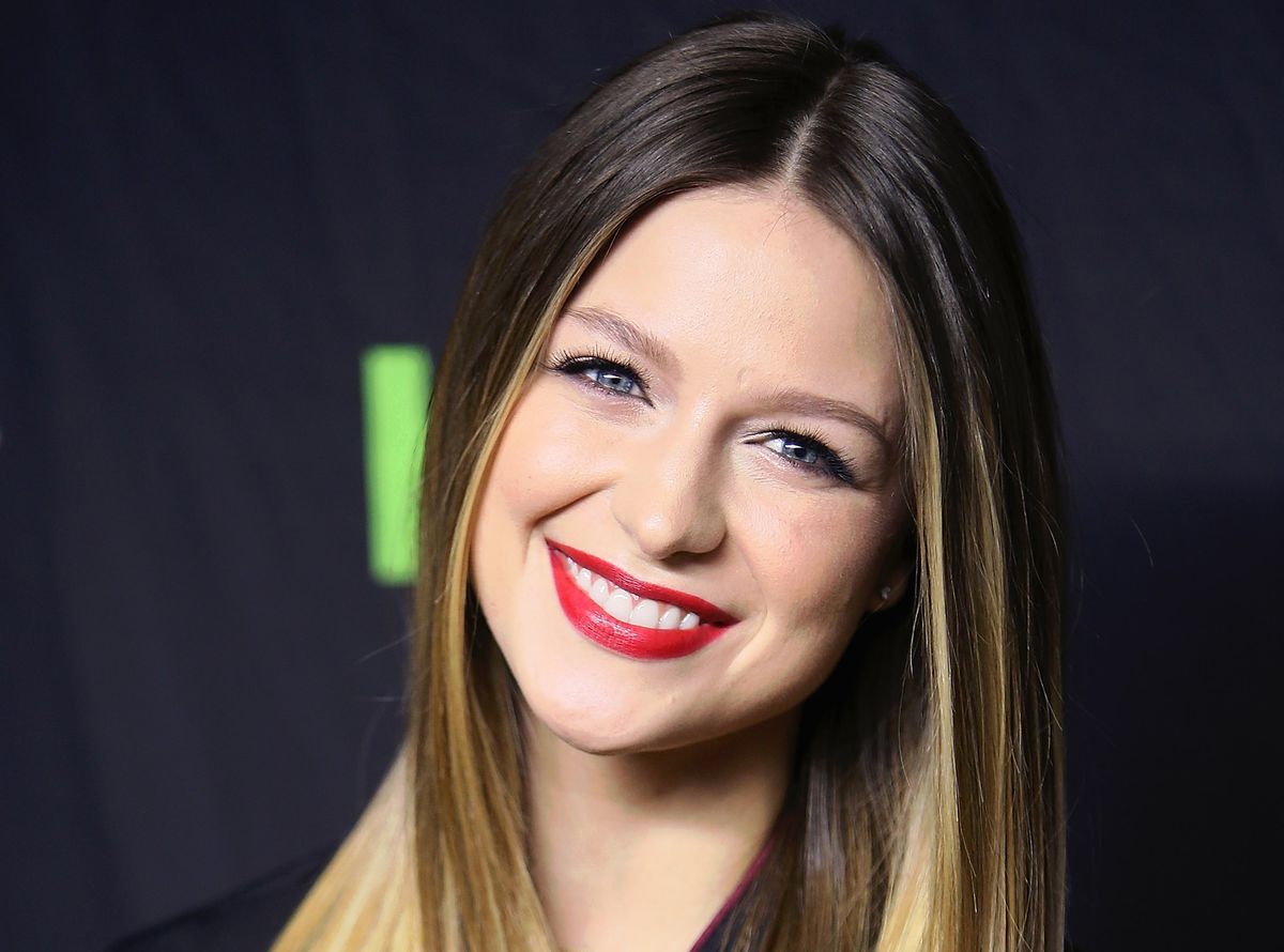 カルト宗教の集団自殺事件を描いたドラマ、「SUPERGIRL」女優が教祖の妻役 シネマトゥデイ