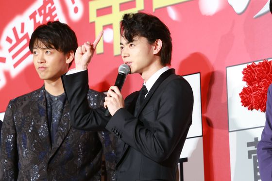 菅田将暉、男性共演者の唇に感謝のキス！唇奪われた間宮祥太朗「あれは何だ？」の画像 - シネマトゥデイ