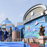 ディズニーシー「ニモ」新アトラクションがオープン!声優陣サプライズ登場に歓声