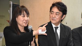 蜷川幸雄氏の死から1年、妻・宏子さんが涙…市村正親と悼む