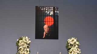 蜷川幸雄さん一周忌法要に松本潤ら参列 連ドラ出演中の藤原竜也の姿はなく…
