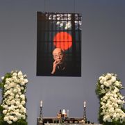 蜷川幸雄さん一周忌法要に松本潤ら参列 連ドラ出演中の藤原竜也の姿はなく…