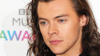 「1D」ハリー、ステージダイブするも受け止めてもらえず床に激突