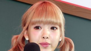 くびれスゴすぎ!藤田ニコル、ビキニで極細ウエスト披露