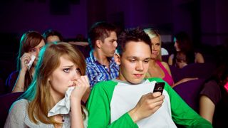 映画館でケータイに夢中…デート相手を訴える！監督も反応