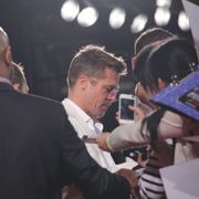 予定を延長!ブラッド・ピット、約40分もファンと触れ合う神対応