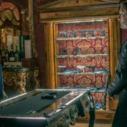 キアヌ・リーヴス、ソムリエと銃選び!殺し屋ジョン・ウィックのシビれる特別映像