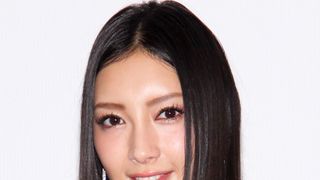 菜々緒、くびれ＆美腹筋すごー！ 抜群のボディーを披露