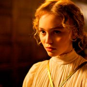 リリー=ローズ・デップ、女性同士で見つめ合いからの…大胆キス!初映像