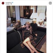 ローラ、美脚あらわ 妖艶なショットを披露