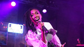 過労が原因…歌手ブランディー、機内で意識失う