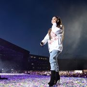 テロ犠牲者遺族との絆も…アリアナ・グランデ、英マンチェスターで追悼コンサート