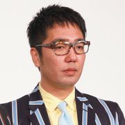 おぎやはぎ小木、番組収録中に骨折 渡航先から帰国