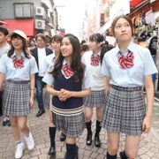 土屋太鳳、制服姿で竹下通り!…も、人だかりにならずでニッコリ