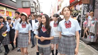 土屋太鳳、制服姿で竹下通り!…も、人だかりにならずでニッコリ
