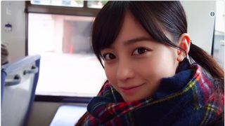 橋本環奈、プライベート写真に大反響!高校から帰る姿かわいすぎ…