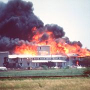 新興宗教団体とATF&FBIの争い…80人超の死者が出た悲惨な事件の映画化、監督決定