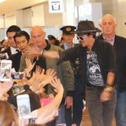 ジョニー・デップ羽田到着!深夜なのに1,000人超ファン殺到で一時騒然