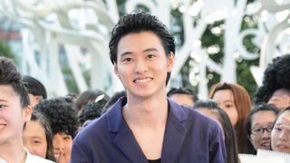 『ジョジョ』山崎賢人、スペインのビーチで神木隆之介とサッカー