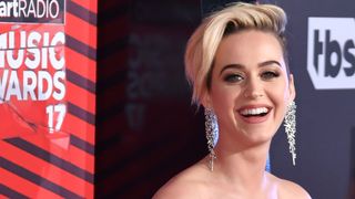 ケイティ・ペリー、前人未到のTwitter1億フォロワー突破！