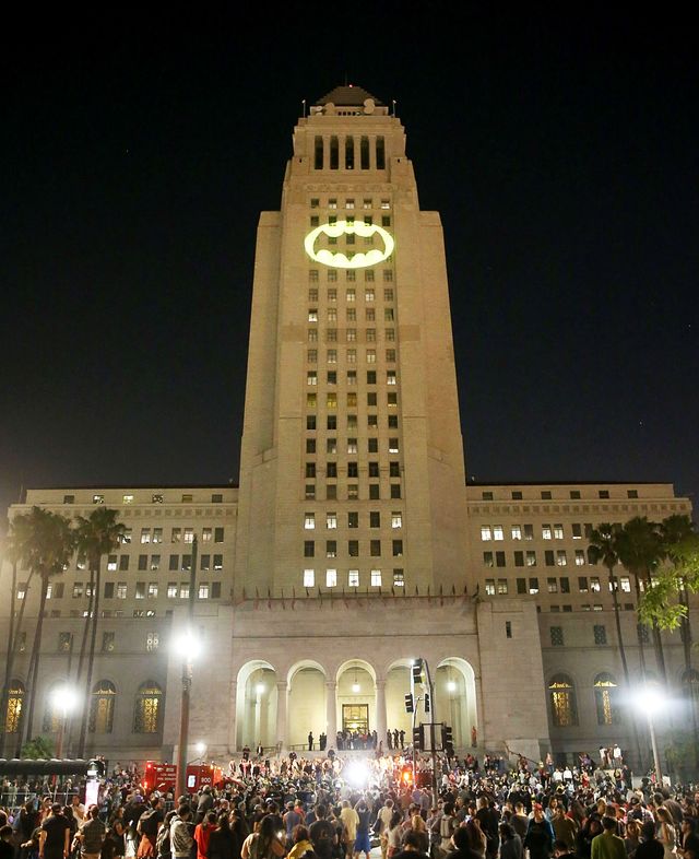 「バットマン」バットシグナル　LA市庁舎でアダム・ウェストさん追悼
