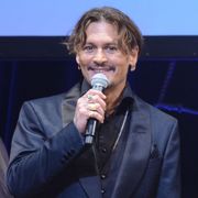 ジョニー・デップほろ酔い気分?自由すぎる言動連発でファン沸かす